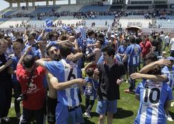 Los jugadores de La Hoya celebran el ascenso al final con los aficionados. ::                             SONIA LARIO / AGM