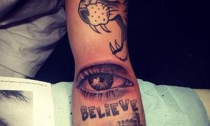 tatuaje de selena del nombre de justin