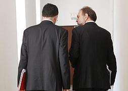 Sotoca, a la derecha, se retira junto a Ballesta tras la rueda de prensa posterior al Consejo de Gobierno :: Foto: Martínez Bueso | Vídeo: laverdad.es