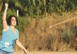 Una participante lanza el legón, en la pedanía de El Paraje. :: Israel Sánchez/AGM