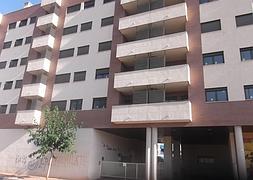 Bloque de pisos en la calle Juan Pablo II de Águilas, algunos de los cuales sacará a subasta Adif. :: A. Soler