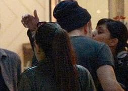 Robert Pattinson besando a una chica morena. ::Hollywood Minute