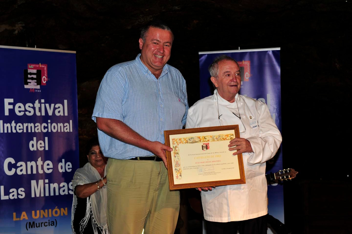 El alcalde de La Unión, Francisco Bernabé y el cocinero Juan Mari Arzak, esta tarde, en la Mina Agrupa Vicenta.:: Foto: Pablo Sánchez / Vídeo: laverdad.es