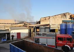 Imagen del incendio que arrasó la nave de Panrico. :: Guillermo Carrión/AGM