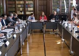 La ministra Ana Mato con los consejeros. :: EFE