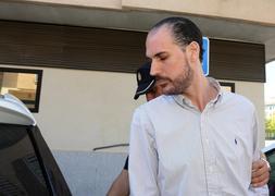 Cuenca, a su llegada al juzgado. :: Foto: Fran Manzanera/AGM | Vídeo: Marcos Martínez