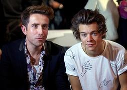 Harry Styles y su nuevo amigo Nick Grimshaw :: AFP PHOTO / ANDREW COWIE