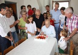 José sopla las velas de su tarta de cumpleaños.:: Ayto. Torre Pacheco