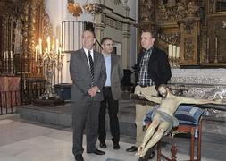 Andrés Espinosa, Joaquín Bastida y José Antonio Ruiz, junto al Cristo del Carrerón, ayer, en la iglesia de San Francisco. :: S. M. Lario/AGM