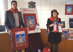 La alcaldesa y el edil posan con el cartel de las fiestas.:: Ayto. Totana