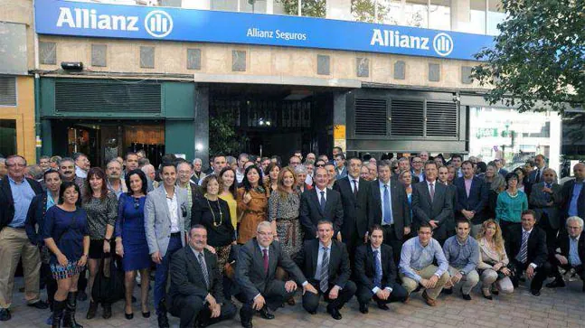 La gran familia de Allianz Seguros se realizó la tradicional foto de familia junto a las nuevas instalaciones. Alliianz Seguros