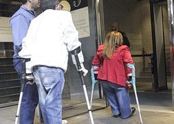 Afectados por la talidomida entran al juzgado para seguir la vista contra Grünenthal, que se celebró el pasado 14 de octubre. :: EFE