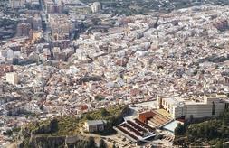 La torre Alfonsina, a la derecha, con parte de la ciudad al fondo y el complejo del Parador. :: Martínez Bueso