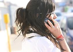 Una joven habla con su teléfono móvil. :: V. Martínez