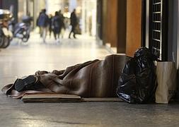 Una persona durmiendo en la calle ::LV