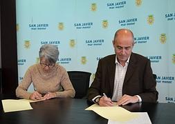La presidenta del grupo teatral y el alcalde firman el convenio.:: Ayto. San Javier