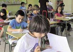 Alumnos de cuarto de Primaria del colegio Santa María de Gracia realizan las pruebas de diagnóstico el año pasado. :: Nacho García/AGM