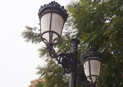 Farolas instaladas en la plaza del Ayuntamiento. :: LA VERDAD