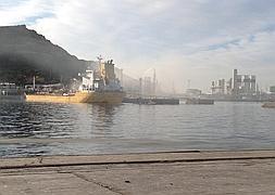 Incendio en el puerto de Escombreras. :: LV