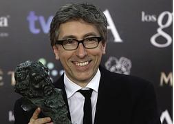 David Trueba posa sonriente con uno de los Premios Goya que recogió. :: EFE