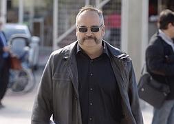 Peñalver, a su llegada a los juzgados. :: Foto: N. García/AGM | Vídeo: laverdad.es