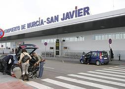 Pasajeros a las puertas del aeropuerto de San Javier.:: Juan Leal/AGM