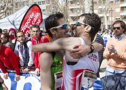 Benjamín Sánchez, a la derecha, es felicitado por Luis Alberto Amezcua en Granada. :: Gonzalez Molero