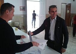 Momento de la votación de Roberto García, este domingo en Beniel. :: J. G. Badía