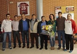 Los padres de José Romera, junto a directivos y técnicos de ElPozo. :: LV