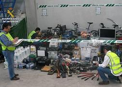 Los agentes de la Guardia Civil contabilizan el material incautado. :: G.C.