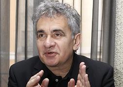 Bernardo Atxaga, ayer, durante una entrevista. :: J. L. Pino/EFE