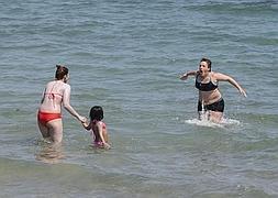 Dos mujeres y una niña se bañan, este Jueves Santo, en La Manga.:: J.M.Rodríguez. Vídeo: laverdad.es