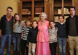 La ganadora del Premio Cervantes Elena Poniatowska posa en Madrid junto a siete de sus diez nietos. :: JOSÉ RAMÓN LADRA
