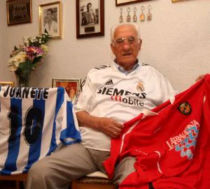 BIEN RODEADO. Juanete, con las camisetas que Real Madrid, Deportivo y Nastic de Tarragona le regalaron por sus centenarios. / M.B.