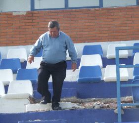 GRADAS. El conserje pasa junto a los asientos aniquilados. / J. L. V.