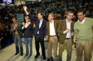 PRIMERA LÍNEA. Juan Costa; la presidenta de la Comunidad de Madrid, Esperanza Aguirre; Mariano Rajoy, el secretario general, Ángel Acebes; el alcalde de Madrid, Alberto Ruiz Gallardón, y el portavoz popular, Zaplana, ayer en la clausura de la Conferencia Política del PP. / EFE