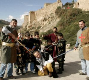 RENDICIÓN. Un cristiano se rinde ante un grupo de moros en la subida del castillo. / SONIA M. LARIO / AGM