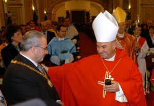 RESPALDO. José Luis Mendoza tenía los apoyos de los anteriores obispos                Azagra, Cañizares y Manuel Ureña, con el que aparece en la foto. /J. LEAL