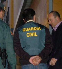 El jefe de la Policía Local es conducido        por agentes de la Guardia Civil. / J.F.M.