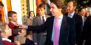 CONFERENCIANTE. Aznar saluda a varios niños a su llegada al Colegio                    San Buenaventura, en Murcia. / GUILLERMO CARRIÓN/AGM