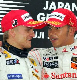 NUEVOS COMPAÑEROS. Kovalainen y Hamilton, en el podio del pasado Gran Premio de Japón. / REUTERS