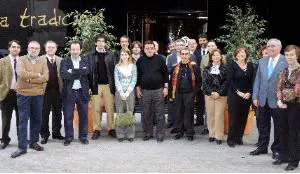 ALMUERZO. García-Balibrea (segundo derecha) con los periodistas asistentes a la comida. / E. BOTELLA / AGM