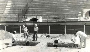 BAJO LA ARENA. Excavaciones arqueológicas en la plaza de toros Ortega Cano, en 1989, para obtener restos del anfiteatro romano. / LV