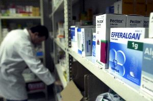 FUNDAMENTALES. Un farmacéutico busca medicamentos en su local de Murcia. La foto es de archivo. / V.V.