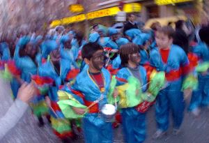 MÚSICA. Niños disfrazados de caribeños y tocando el tambor en el barrio del Carmen. / G. CARRIÓN / AGM