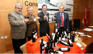 BRINDIS. Antonio Martínez, de Bodegas Los Ceperos; José Sánchez Lozano, presidente de la DO de Bullas; el alcalde Esteban Egea; y Ginés Vivanco, director general de Industria. / VICENTE VICENS / AGM