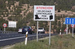 PREPARADOS PARA LA FOTO. Un cartel avisa a los conductores en la bajada del Puerto de la Cadena. / MARTÍNEZ BUESO