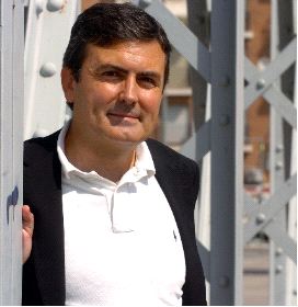 BALANCE. Pedro Saura, secretario general del PSOE, posa cerca de la calle Princesa. V. VICENS /AGM