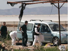 LA PALMA. agentes examinan el lugar donde estaba el cuerpo. / J. M. R.