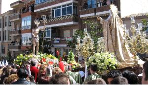 IMAGEN. El Resucitado y María de la Alegría, en el momento del Encuentro ante los yeclanos. / C. O.